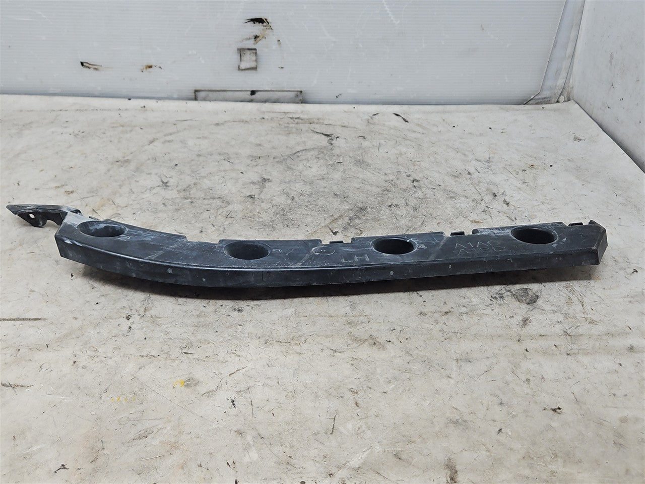 2016 CAMARO LH REAR BUMPER GUIDE BRACKET 33452 - image 3
