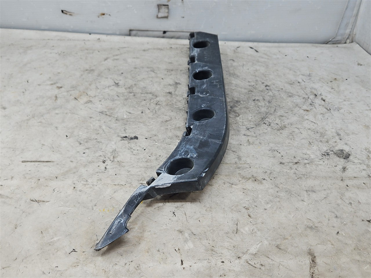 2016 CAMARO LH REAR BUMPER GUIDE BRACKET 33452 - image 4