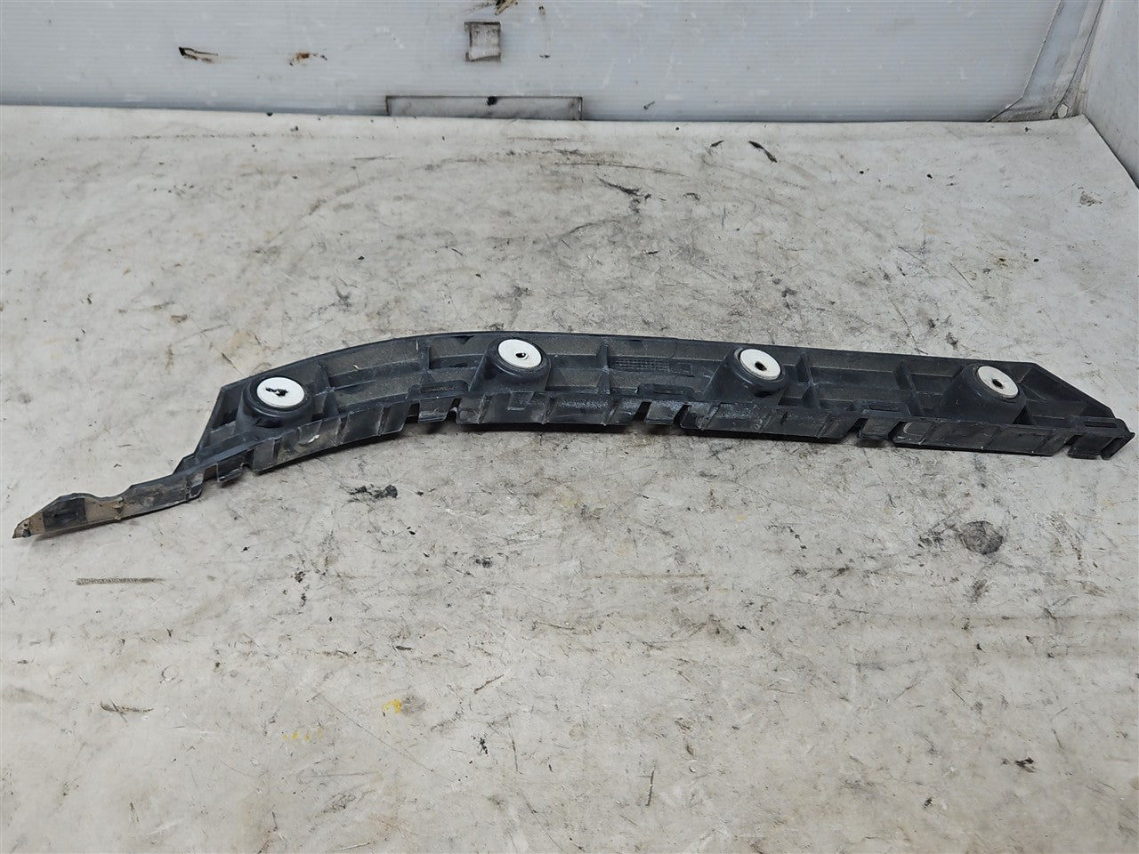 2016 CAMARO LH REAR BUMPER GUIDE BRACKET 33452 - image 5