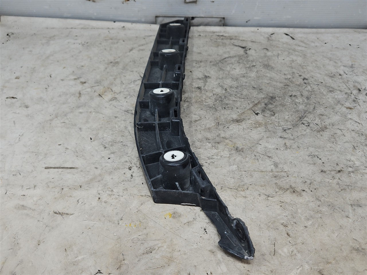 2016 CAMARO LH REAR BUMPER GUIDE BRACKET 33452 - image 6