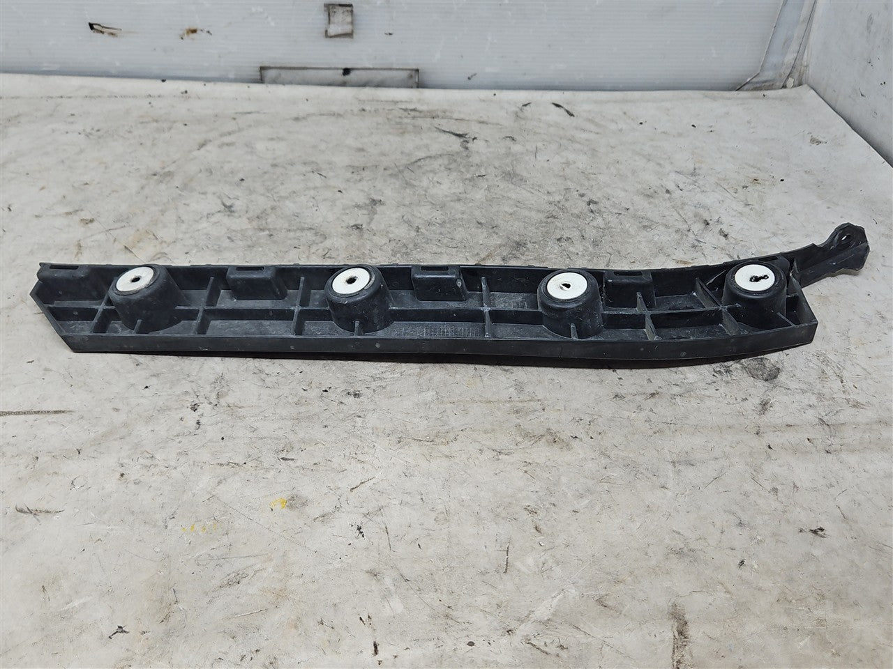 2016 CAMARO LH REAR BUMPER GUIDE BRACKET 33452 - image 7