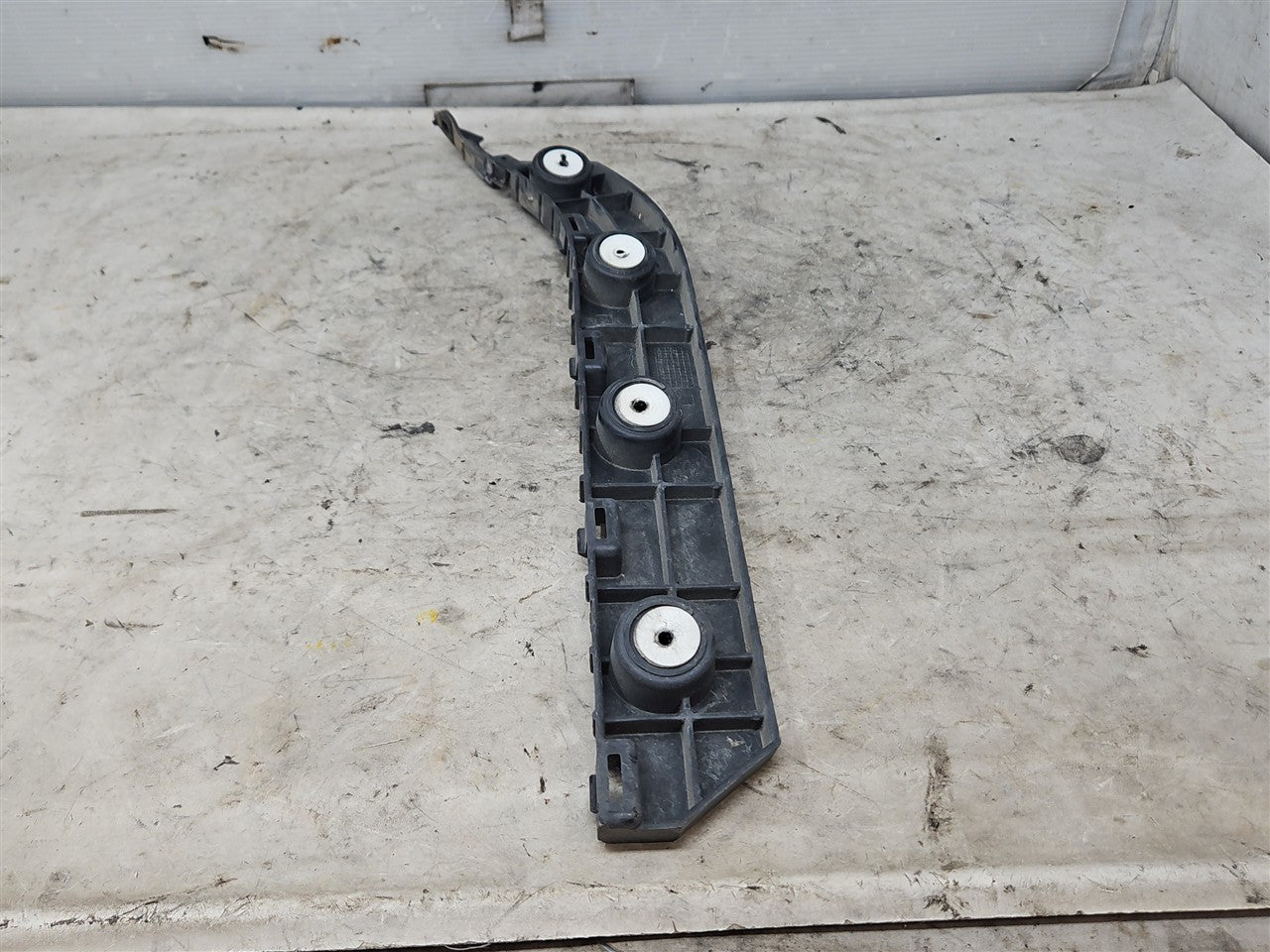 2016 CAMARO LH REAR BUMPER GUIDE BRACKET 33452 - image 8