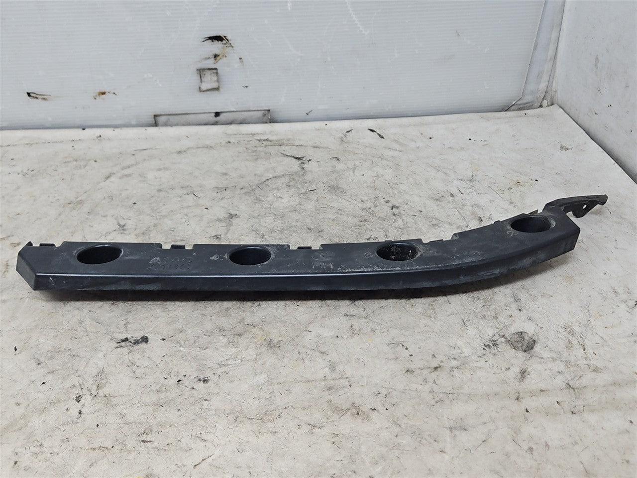 2016 CAMARO RH REAR BUMPER GUIDE BRACKET 33453 - image 1