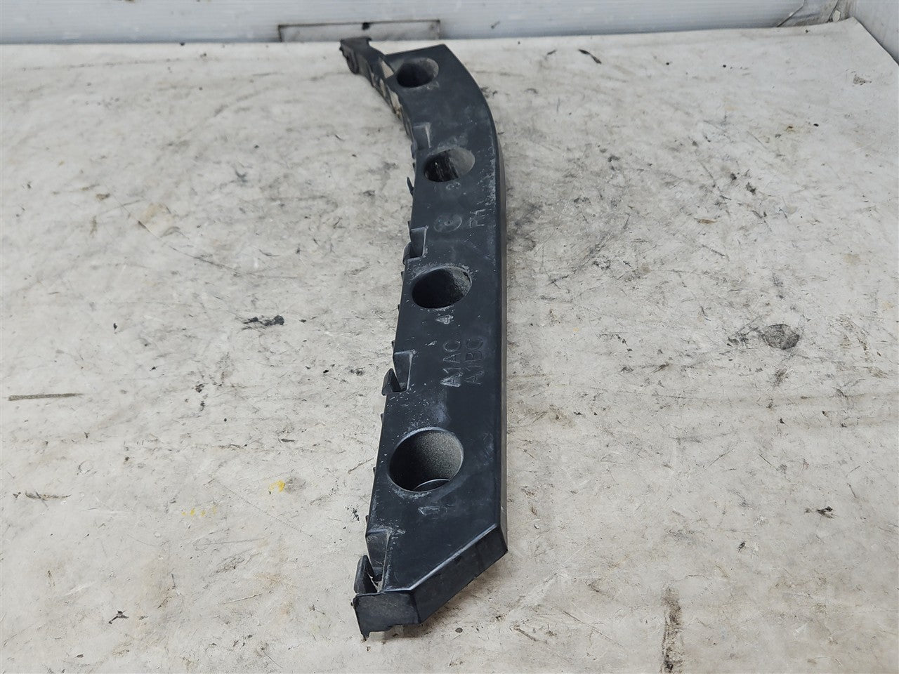 2016 CAMARO RH REAR BUMPER GUIDE BRACKET 33453 - image 2