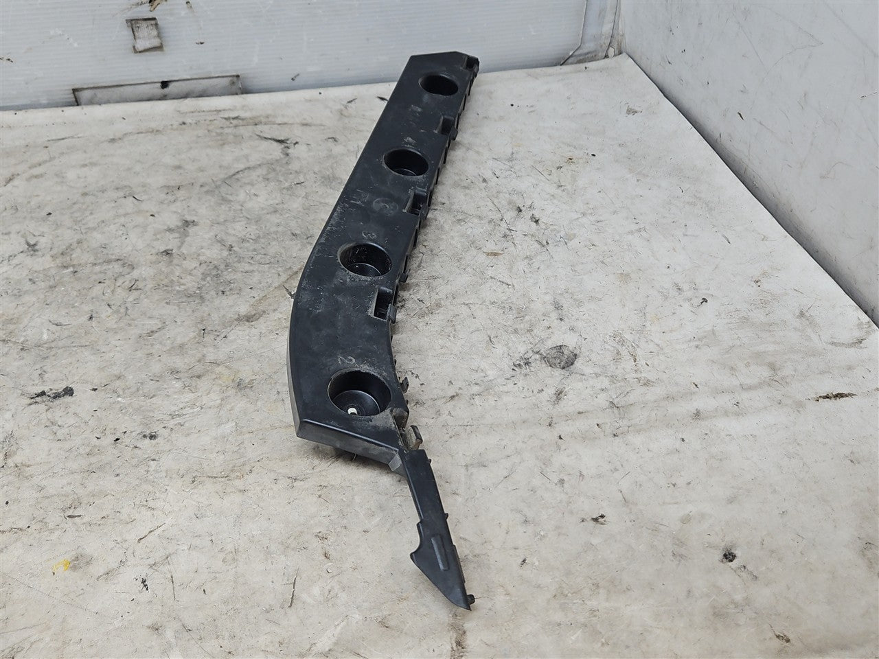 2016 CAMARO RH REAR BUMPER GUIDE BRACKET 33453 - image 4