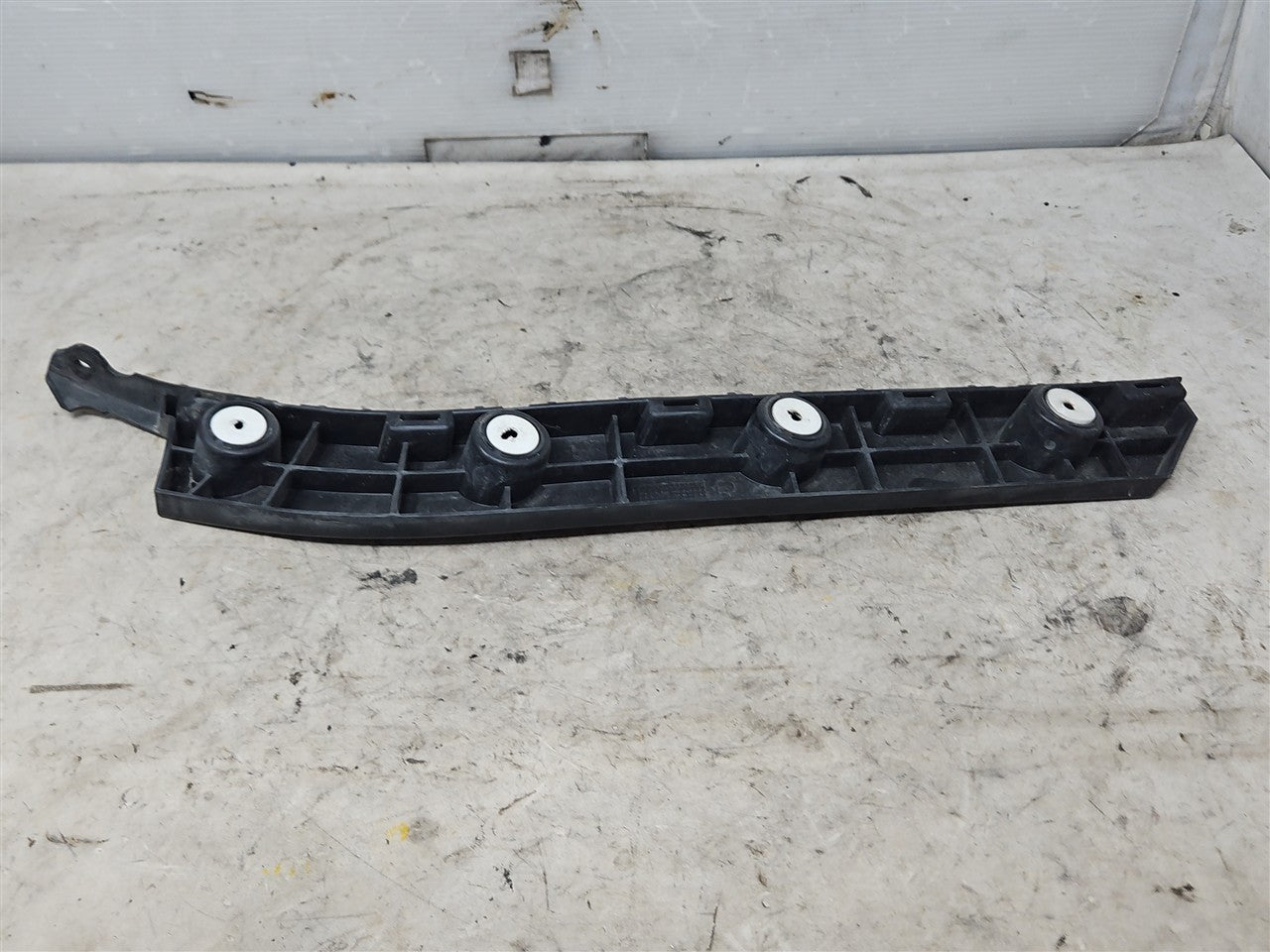 2016 CAMARO RH REAR BUMPER GUIDE BRACKET 33453 - image 5