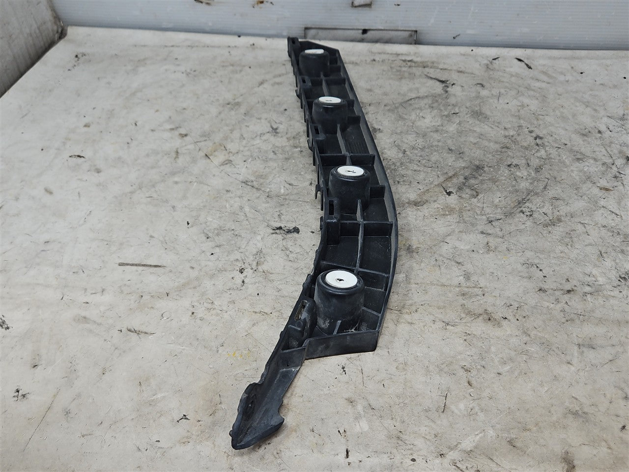 2016 CAMARO RH REAR BUMPER GUIDE BRACKET 33453 - image 6