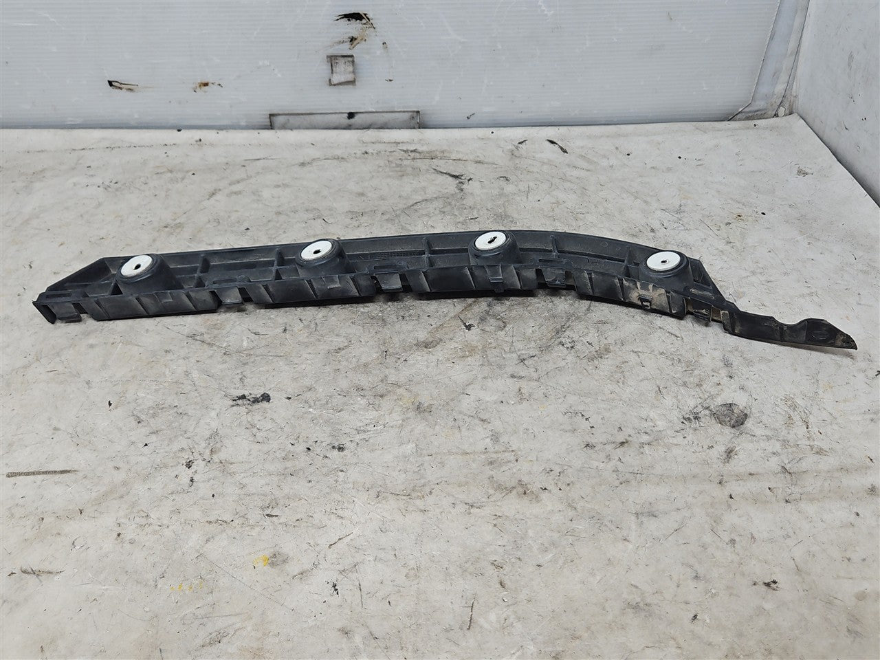 2016 CAMARO RH REAR BUMPER GUIDE BRACKET 33453 - image 7