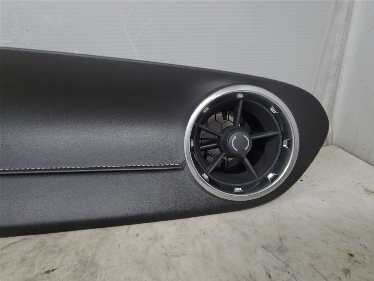 2016 CAMARO RH PASSENGER DASH TRIM VENT 84124221 33465 - image 2