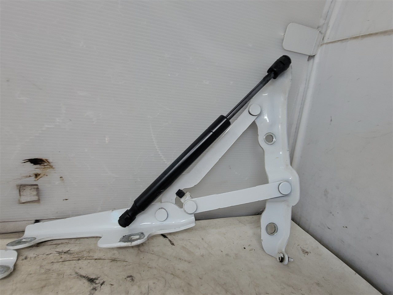 2014 CAMARO DECKLID TRUNK HINGES PAIR LH RH WHIT 33474 - image 2