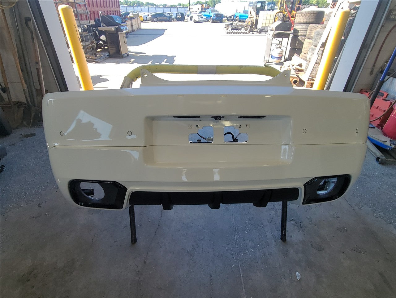 2014 CAMARO REAR BUMPER WHITE SPRING EDITION GAZ 33478 - image 2