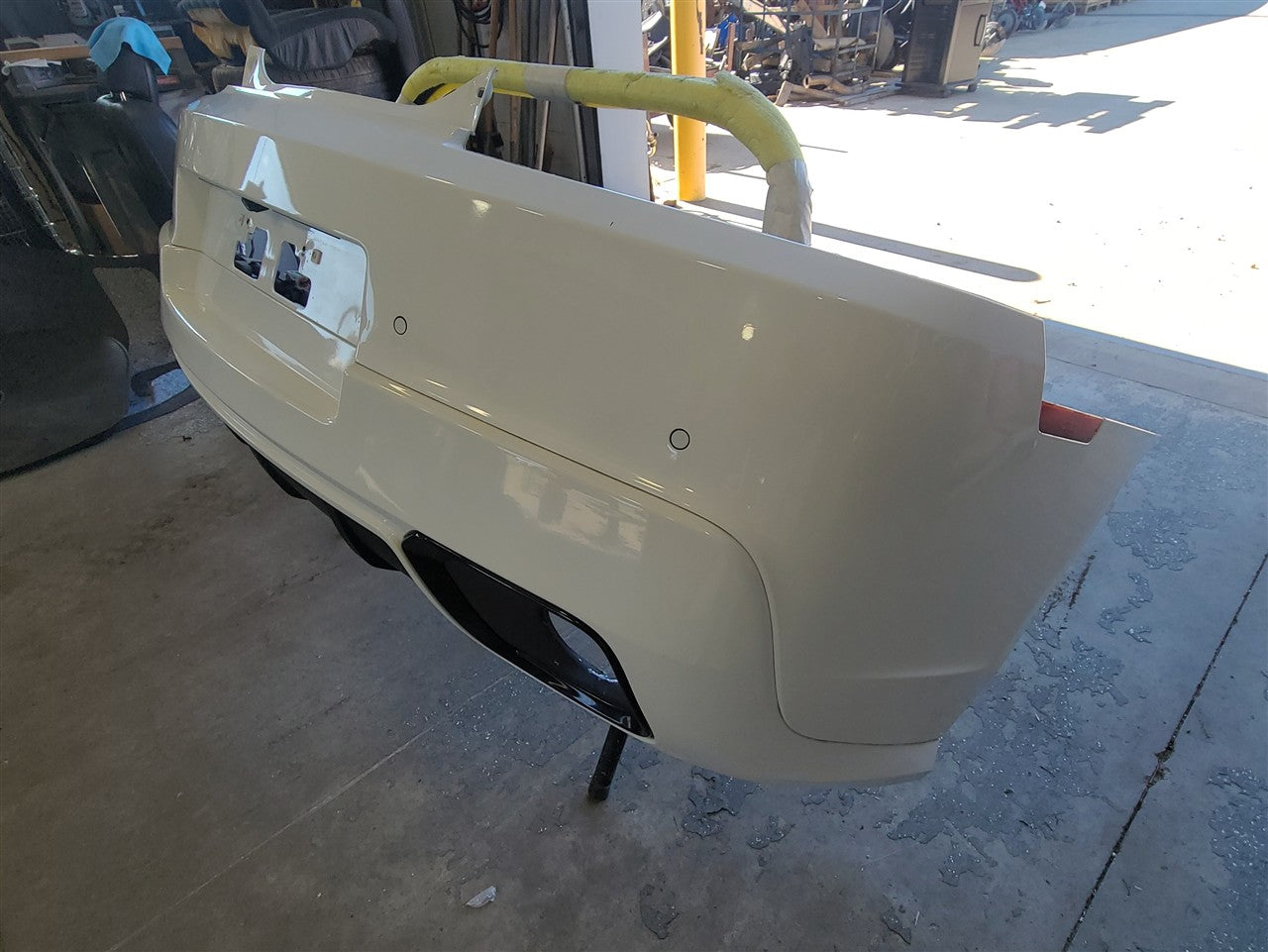 2014 CAMARO REAR BUMPER WHITE SPRING EDITION GAZ 33478 - image 3