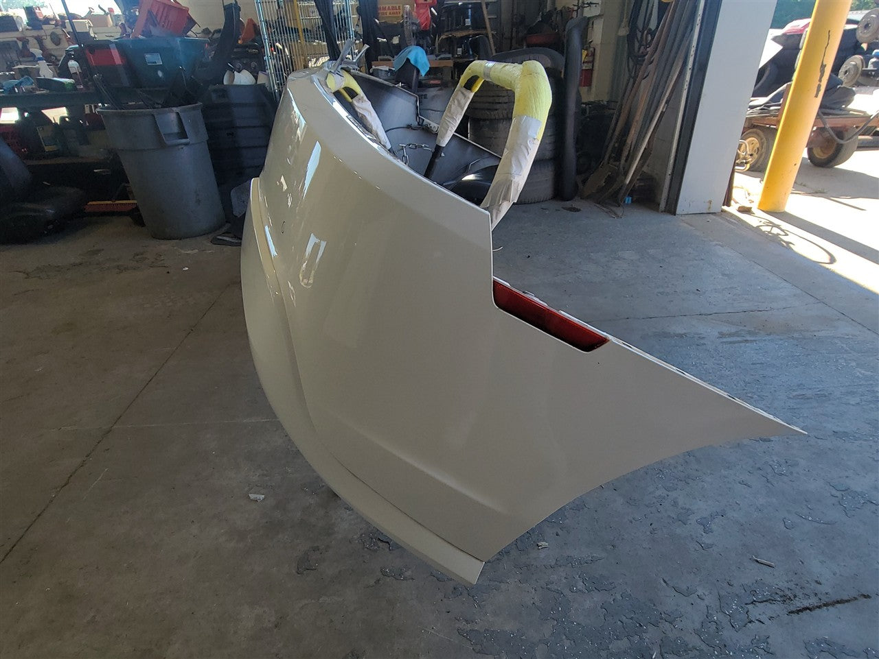 2014 CAMARO REAR BUMPER WHITE SPRING EDITION GAZ 33478 - image 4