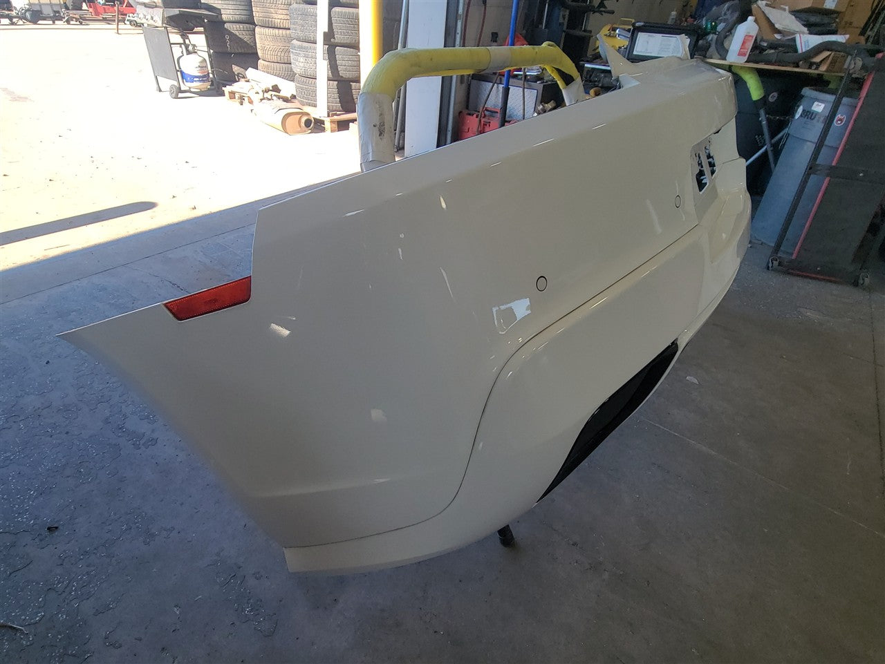 2014 CAMARO REAR BUMPER WHITE SPRING EDITION GAZ 33478 - image 5