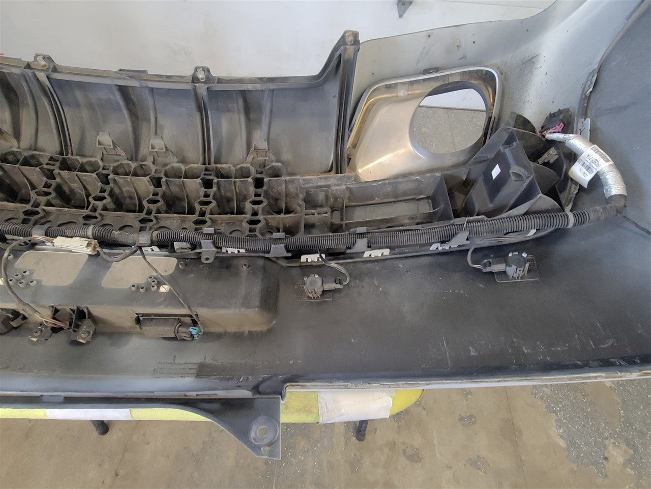 2014 CAMARO REAR BUMPER WHITE SPRING EDITION GAZ 33478 - image 15