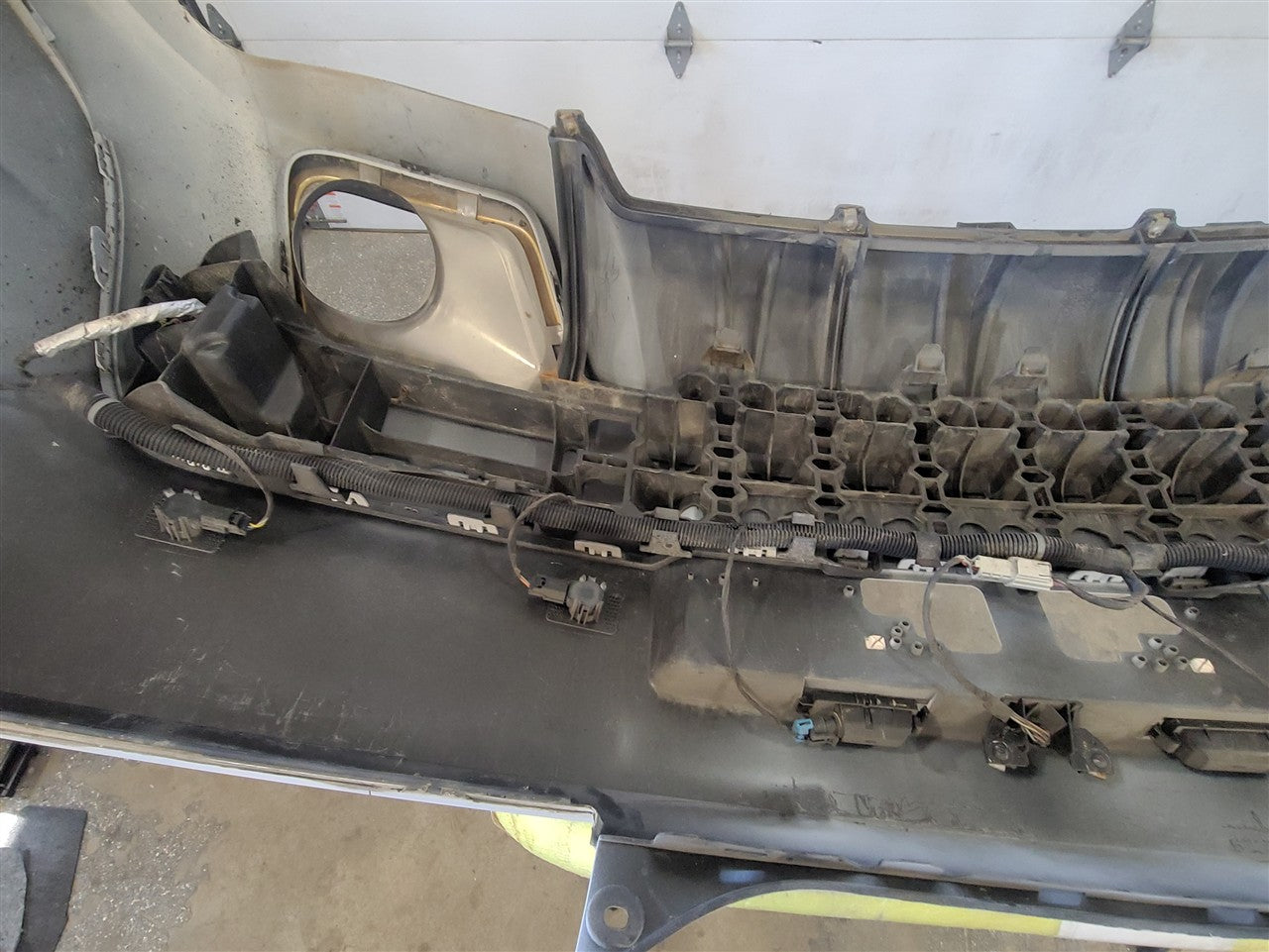 2014 CAMARO REAR BUMPER WHITE SPRING EDITION GAZ 33478 - image 16