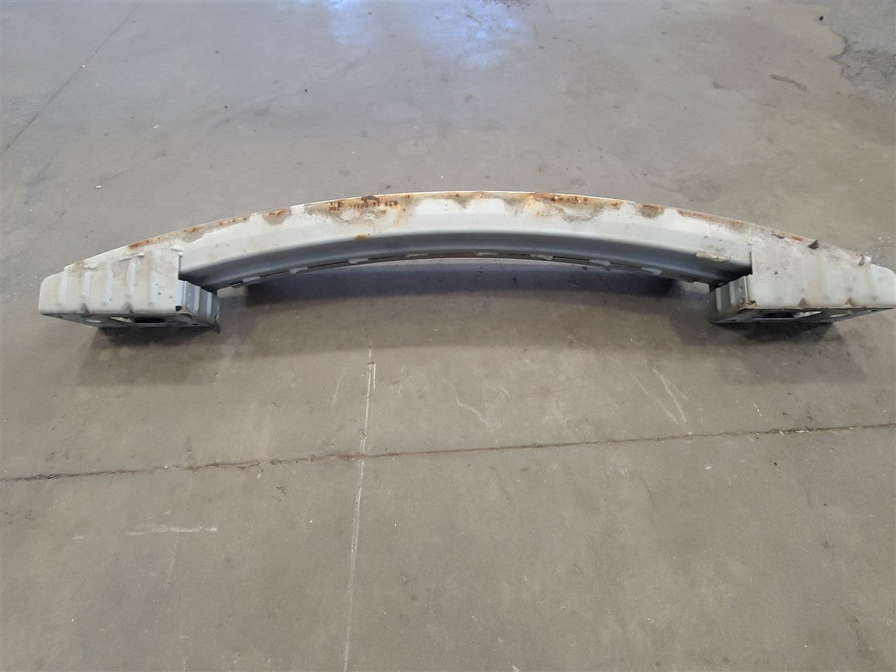 2014 CAMARO REAR BUMPER WHITE SPRING EDITION GAZ 33478 - image 2