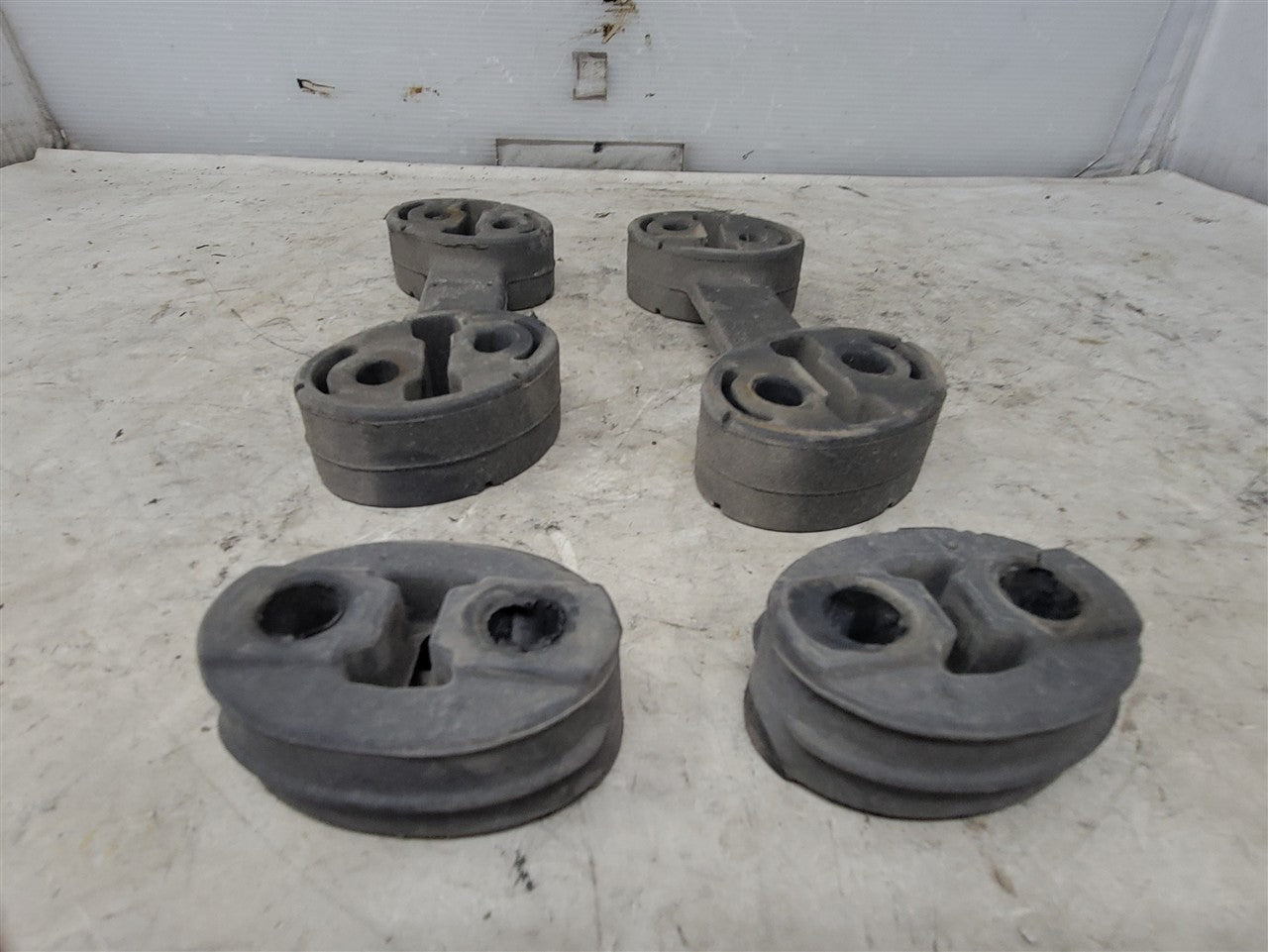 2014 CAMARO OEM REAR EXHAUST HANGERS 4 PIECES 33487 - image 2