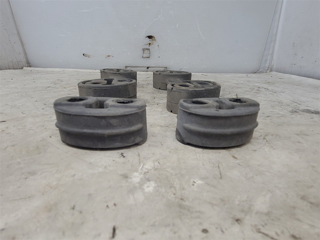 2014 CAMARO OEM REAR EXHAUST HANGERS 4 PIECES 33487 - image 3