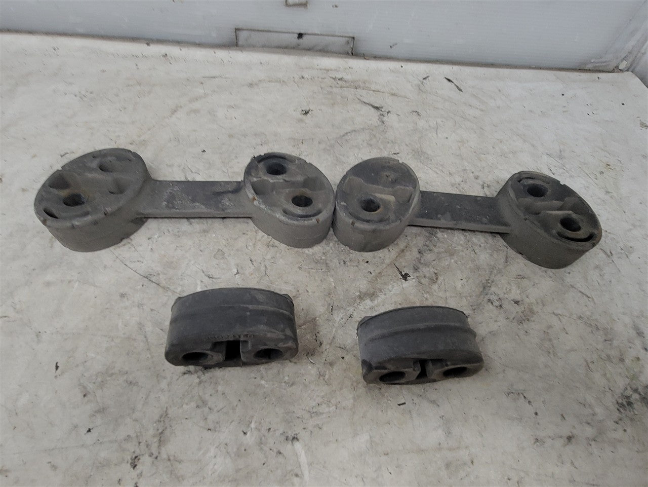 2014 CAMARO OEM REAR EXHAUST HANGERS 4 PIECES 33487 - image 4