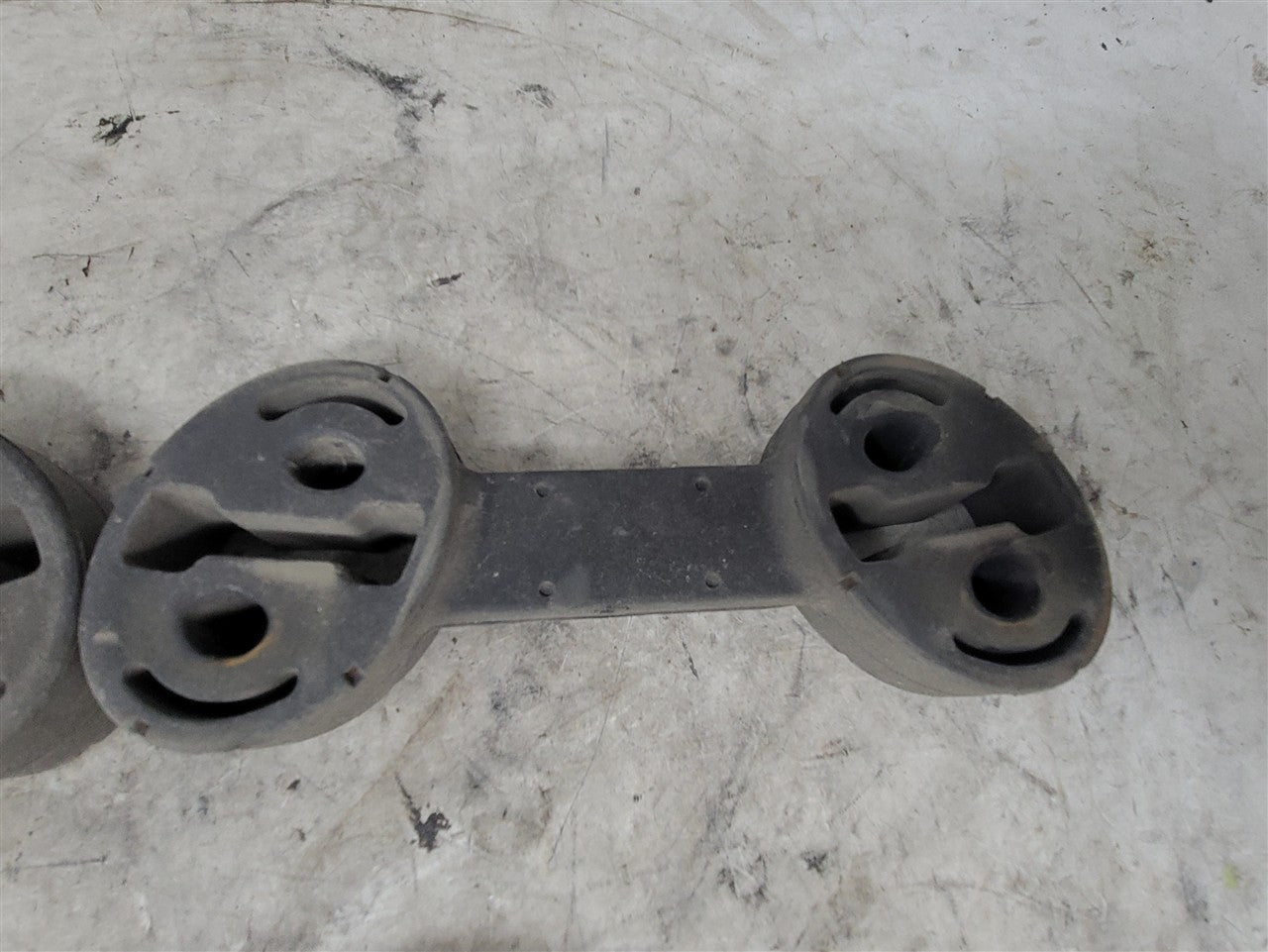 2014 CAMARO OEM REAR EXHAUST HANGERS 4 PIECES 33487 - image 5