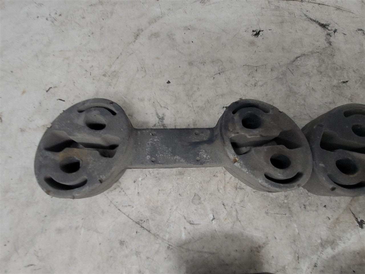 2014 CAMARO OEM REAR EXHAUST HANGERS 4 PIECES 33487 - image 6