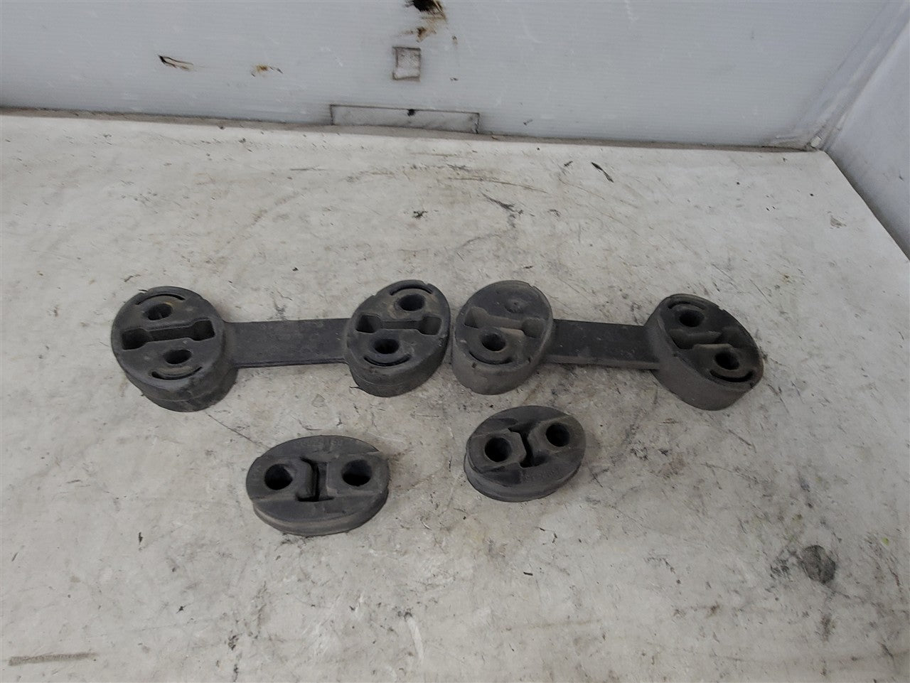 2014 CAMARO OEM REAR EXHAUST HANGERS 4 PIECES 33487 - image 8