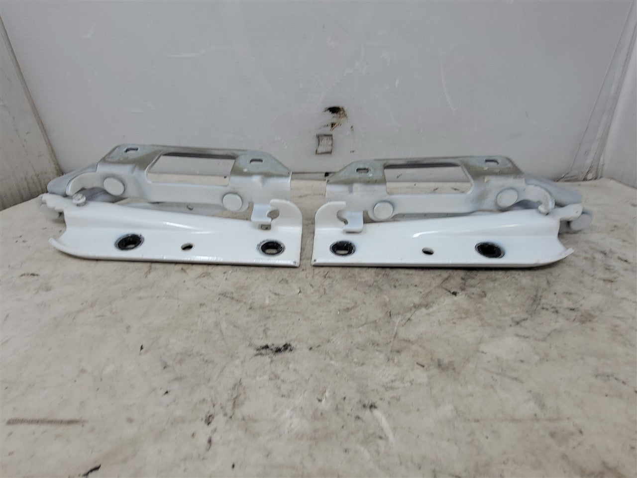 2014 CAMARO HOOD HINGES PAIR LH RH WHITE 33491 - image 2
