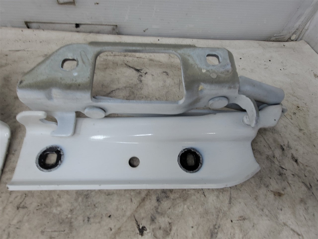 2014 CAMARO HOOD HINGES PAIR LH RH WHITE 33491 - image 3