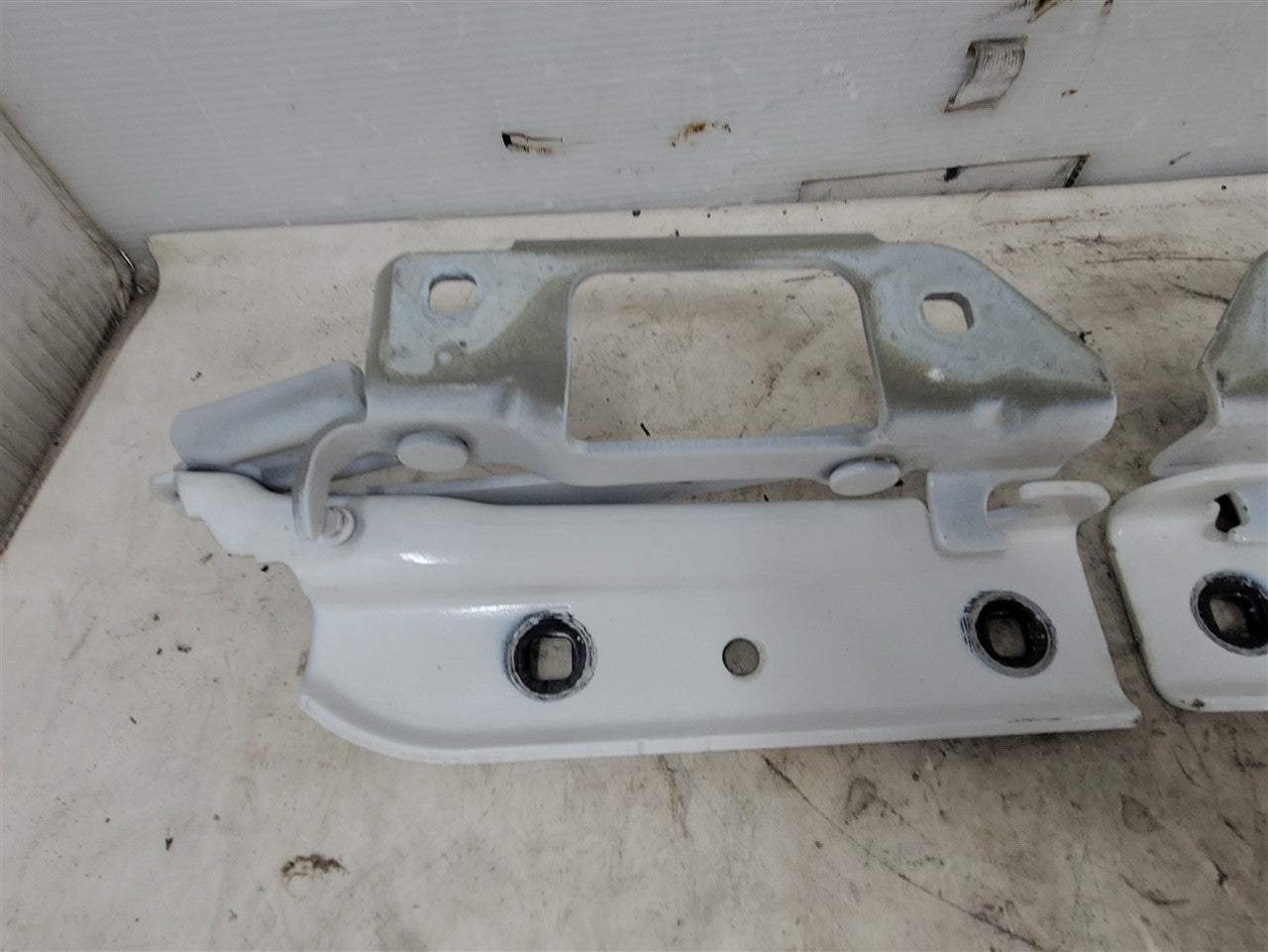 2014 CAMARO HOOD HINGES PAIR LH RH WHITE 33491 - image 4
