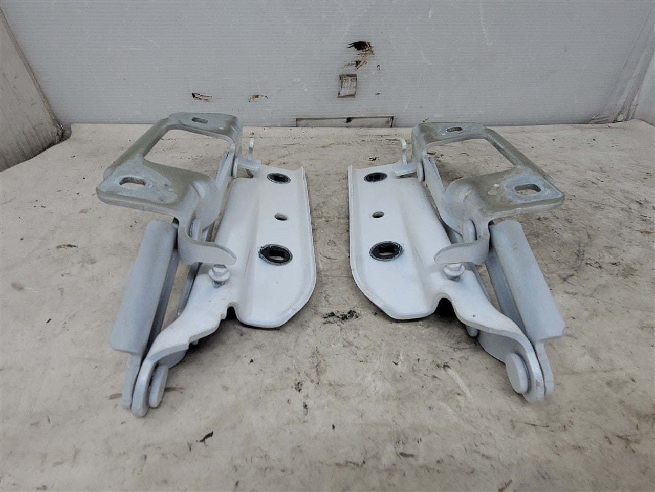 2014 CAMARO HOOD HINGES PAIR LH RH WHITE 33491 - image 5