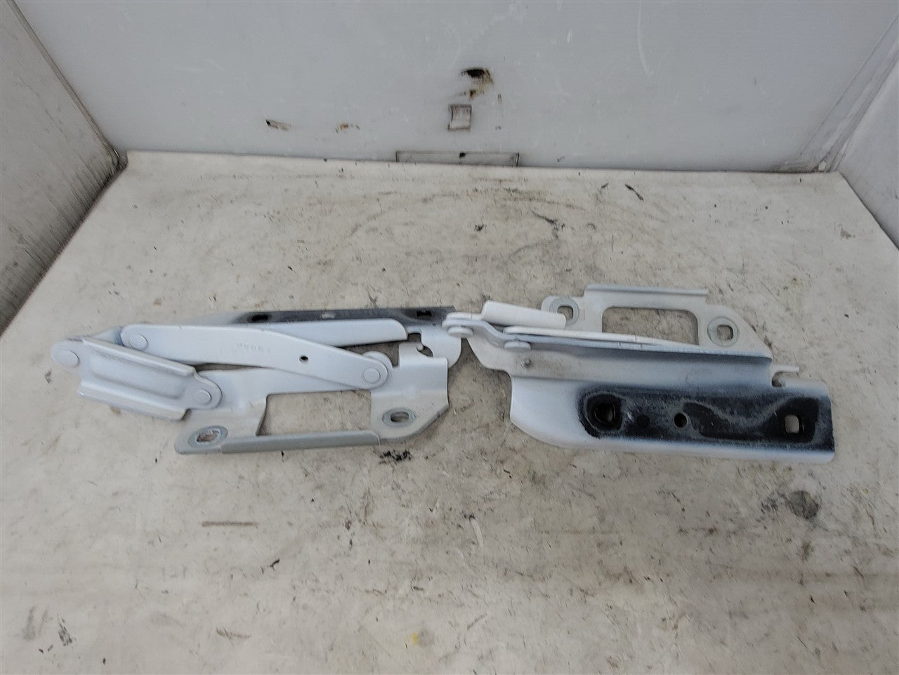 2014 CAMARO HOOD HINGES PAIR LH RH WHITE 33491 - image 6