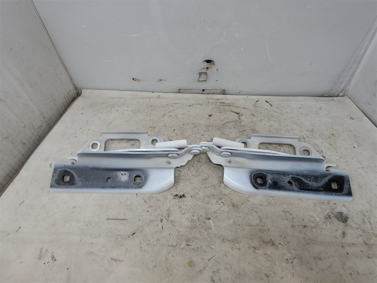 2014 CAMARO HOOD HINGES PAIR LH RH WHITE 33491 - image 7