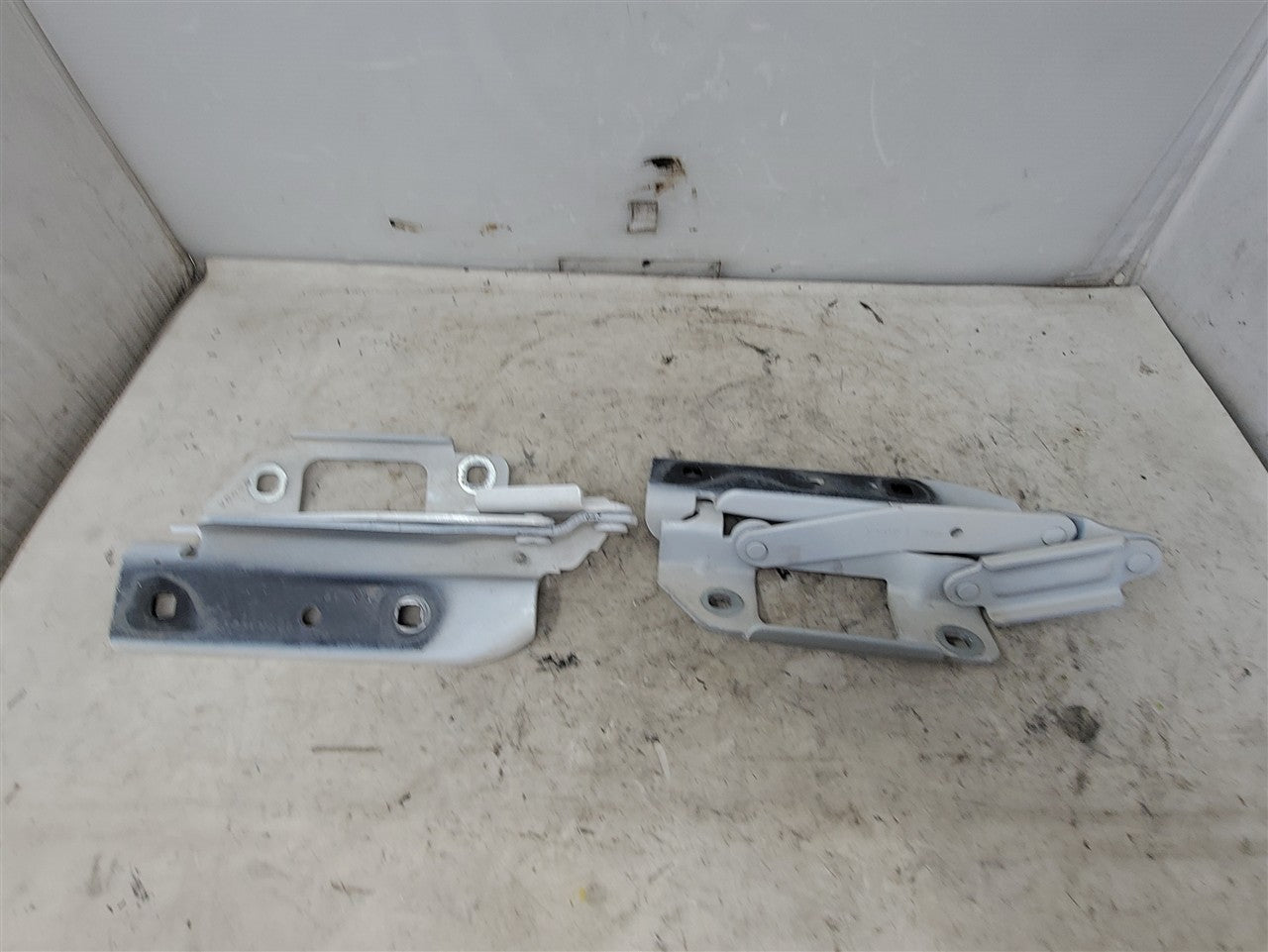 2014 CAMARO HOOD HINGES PAIR LH RH WHITE 33491 - image 8