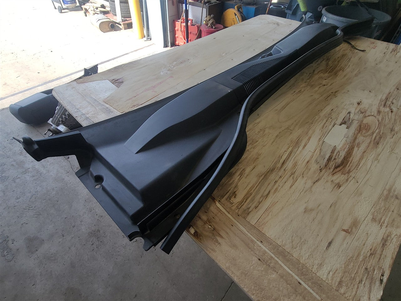 2014 CAMARO WINDSHIELD WIPER COWL TRIM PANEL 33496 - image 5