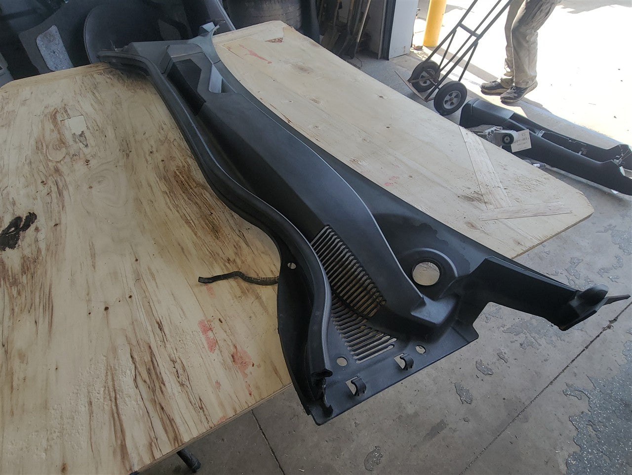 2014 CAMARO WINDSHIELD WIPER COWL TRIM PANEL 33496 - image 7