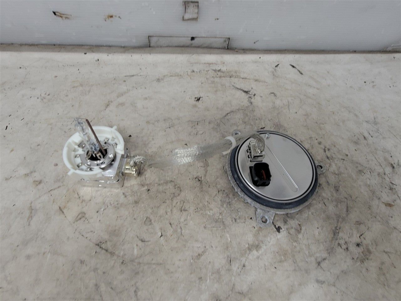 2014 CAMARO OEM HEADLAMP BALLAST & D3S BULB 33501 - image 1