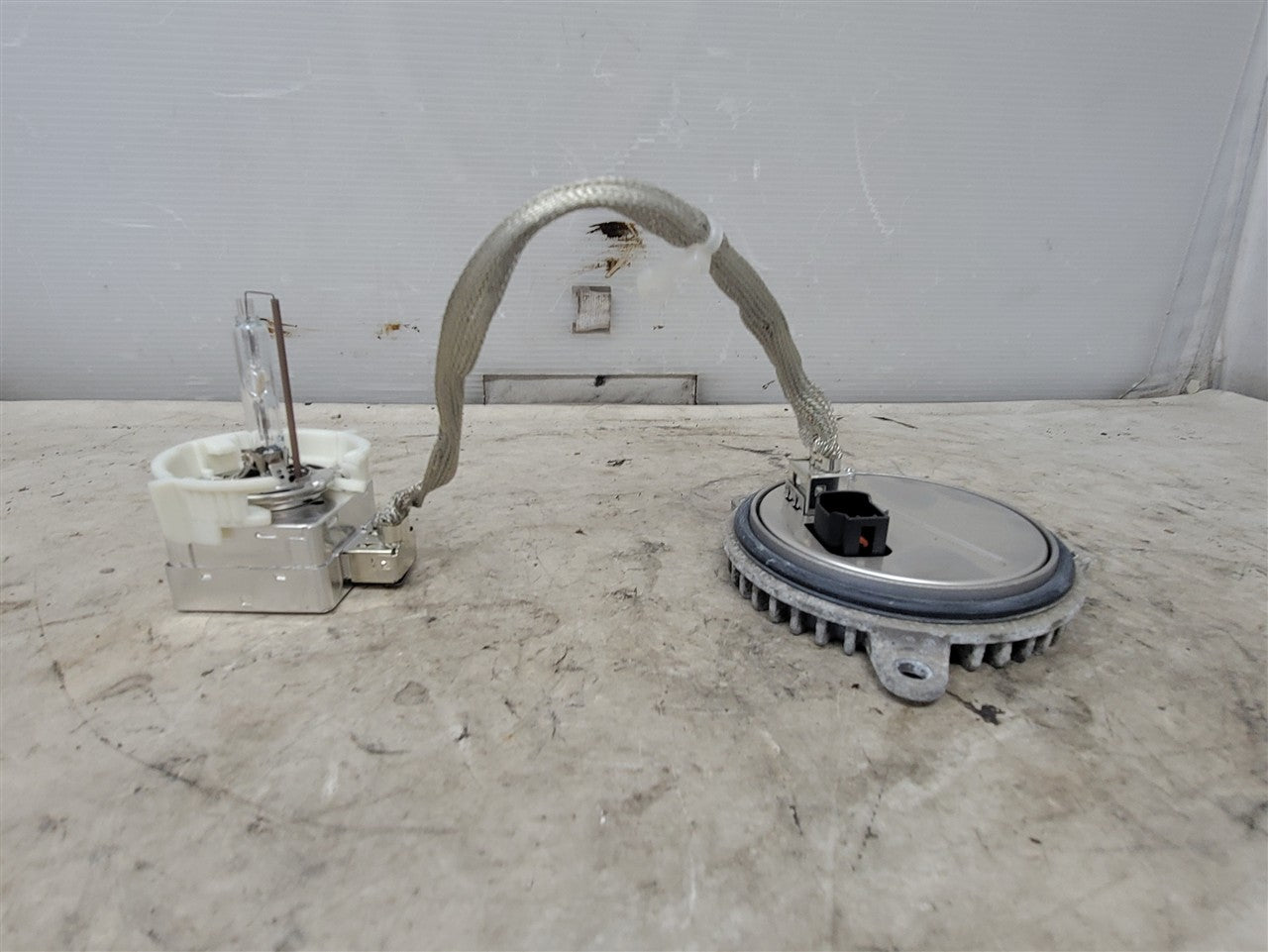 2014 CAMARO OEM HEADLAMP BALLAST & D3S BULB 33501 - image 2