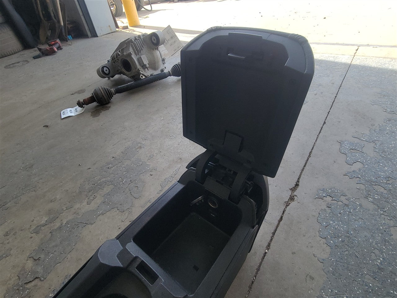 2014 CAMARO CENTER CONSOLE BLACK AUTO TRANS 33503 - image 12