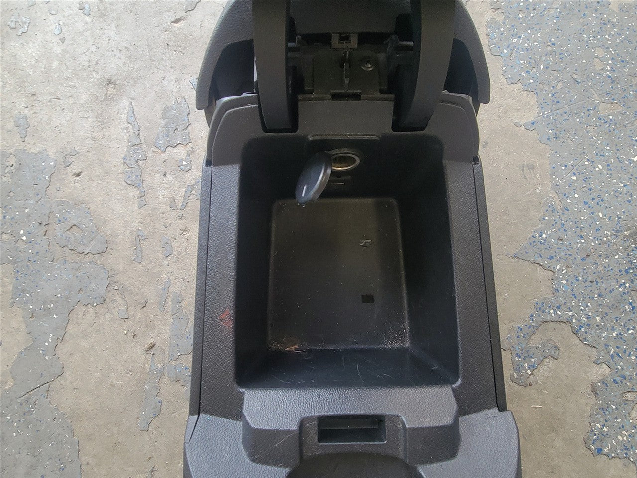 2014 CAMARO CENTER CONSOLE BLACK AUTO TRANS 33503 - image 15