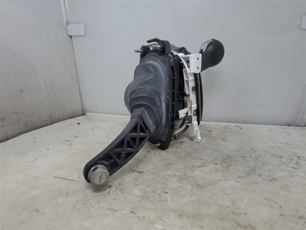 2014 CAMARO AUTOMATIC FLOOR SHIFTER W/TRIM &KNOB 33504 - image 7