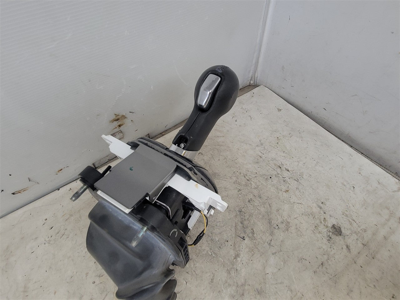 2014 CAMARO AUTOMATIC FLOOR SHIFTER W/TRIM &KNOB 33504 - image 9
