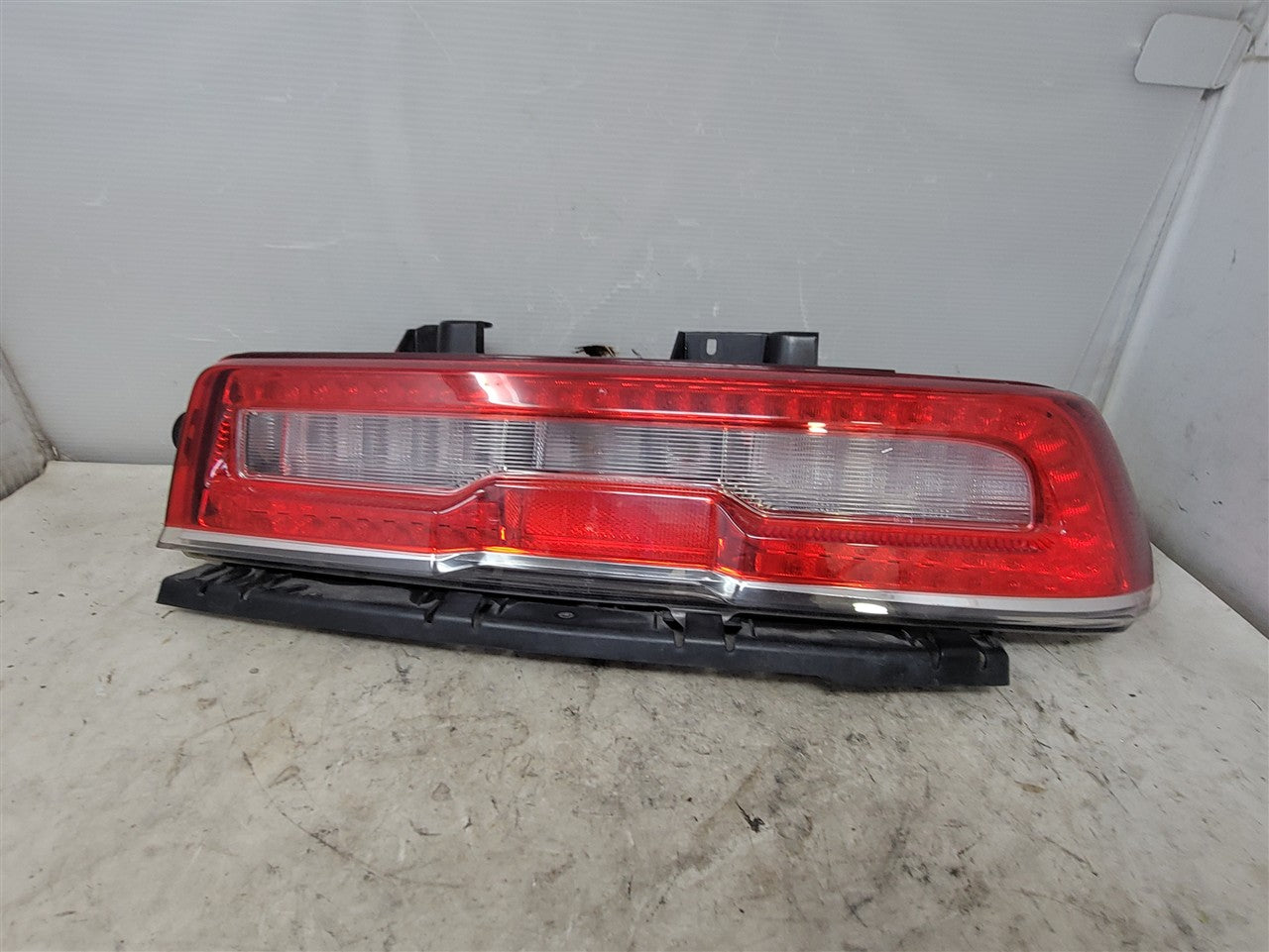 2014 CAMARO RH PASSENGER TAIL LIGHT LED T4F RS 33507 - image 1