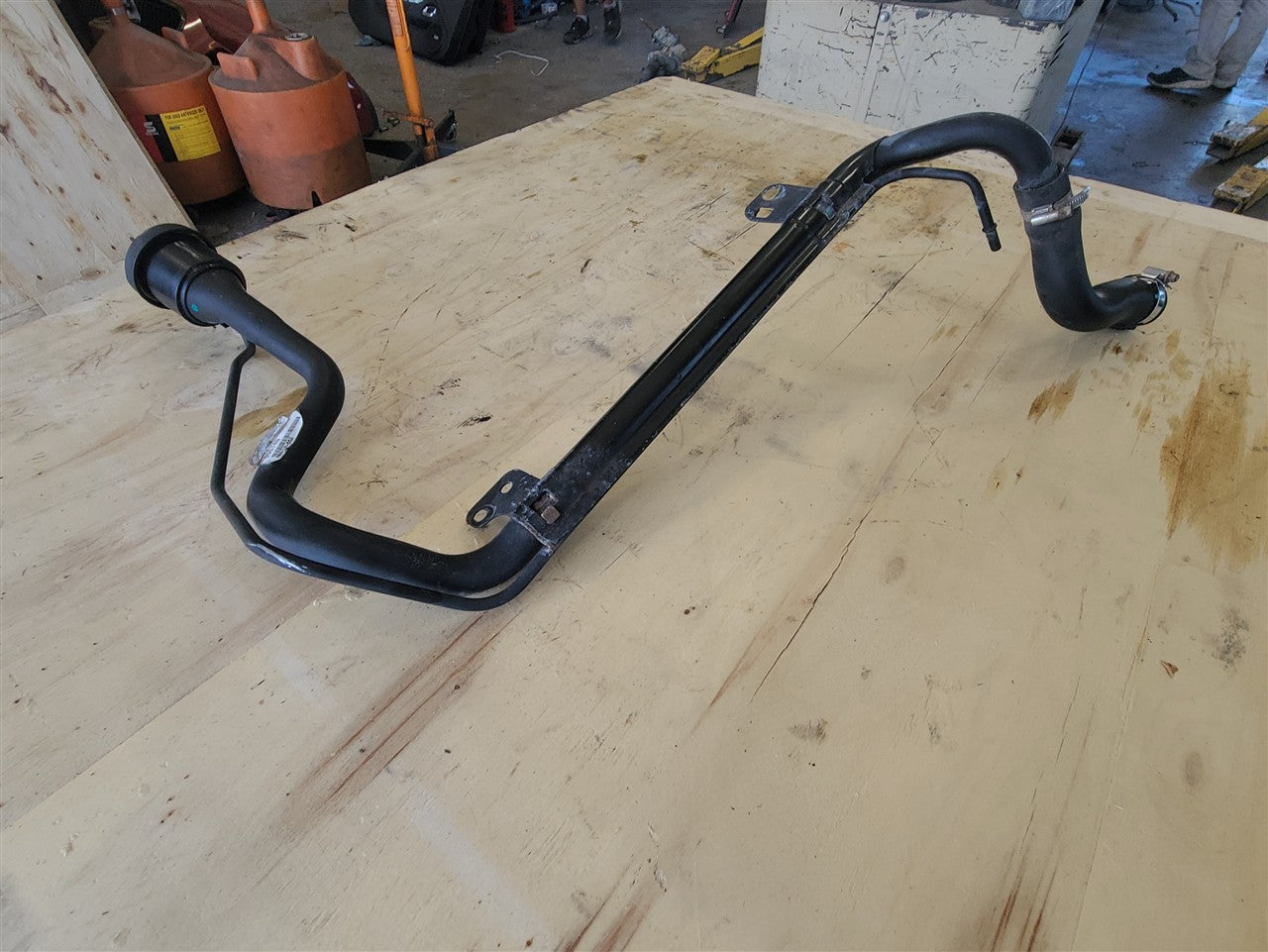 2014 CAMARO FUEL FILLER NECK 22925350 33512 - image 4