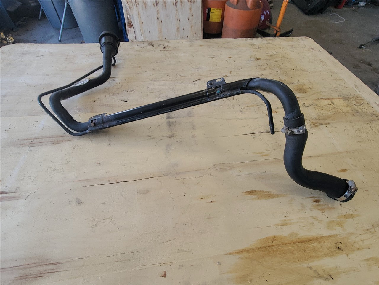 2014 CAMARO FUEL FILLER NECK 22925350 33512 - image 5