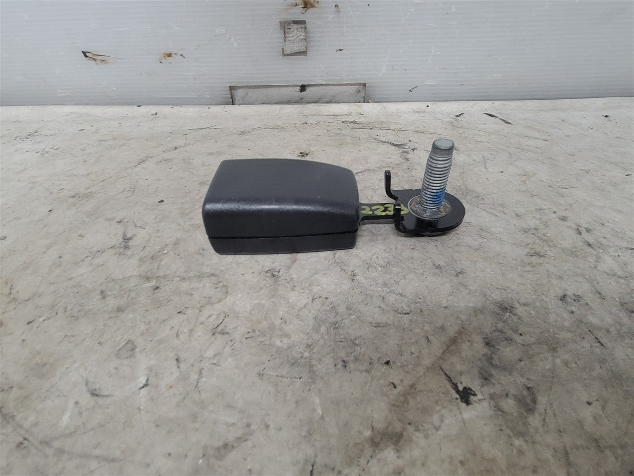 2014 CAMARO REAR SEAT BELT BUCKLE 19208868 33520 - image 3