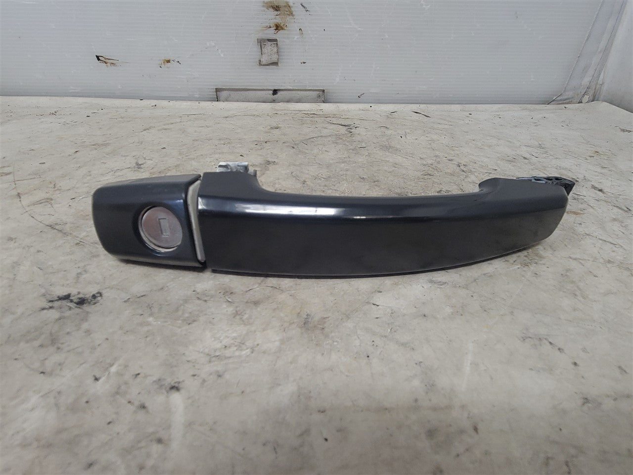 2014 CAMARO FRONT DOOR HANDLE WHITE W/BLACK COVR 33540 - image 1