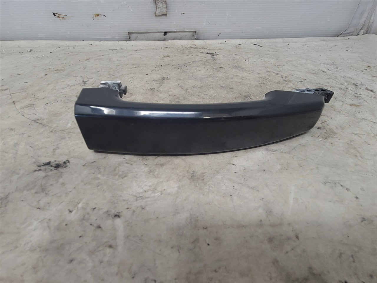 2014 CAMARO FRONT DOOR HANDLE WHITE W/BLACK COVR 33540 - image 2