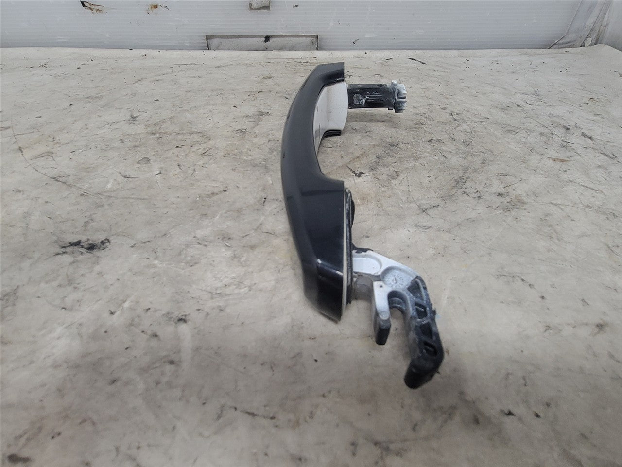 2014 CAMARO FRONT DOOR HANDLE WHITE W/BLACK COVR 33540 - image 3
