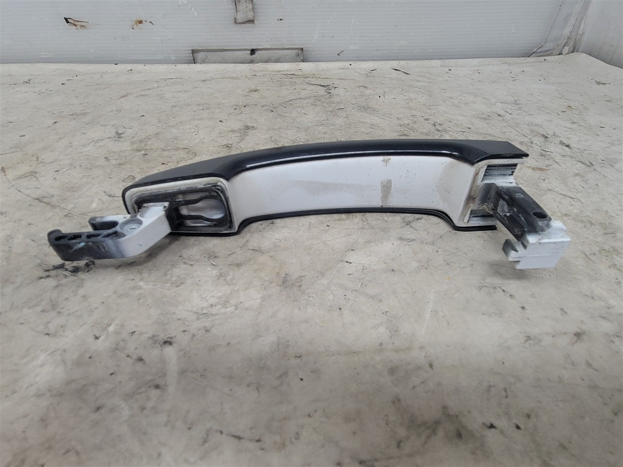 2014 CAMARO FRONT DOOR HANDLE WHITE W/BLACK COVR 33540 - image 4